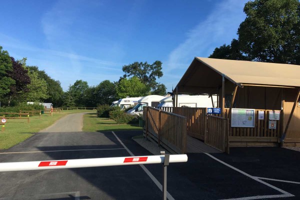 campings/francia/paises-del-loira/Mayenne/GlampingSainteSuzanne/entree-avec-camping-car-personnalise.jpg