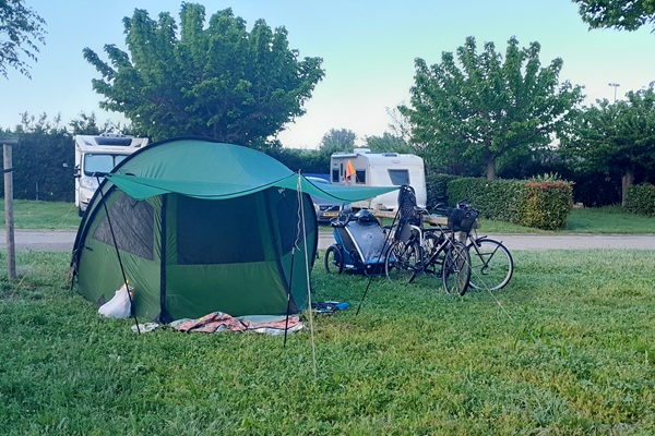 /campings/francia/provenza-alpes-costa-azul/vaucluse/LaDurance/tentes-velo-matin.jpg