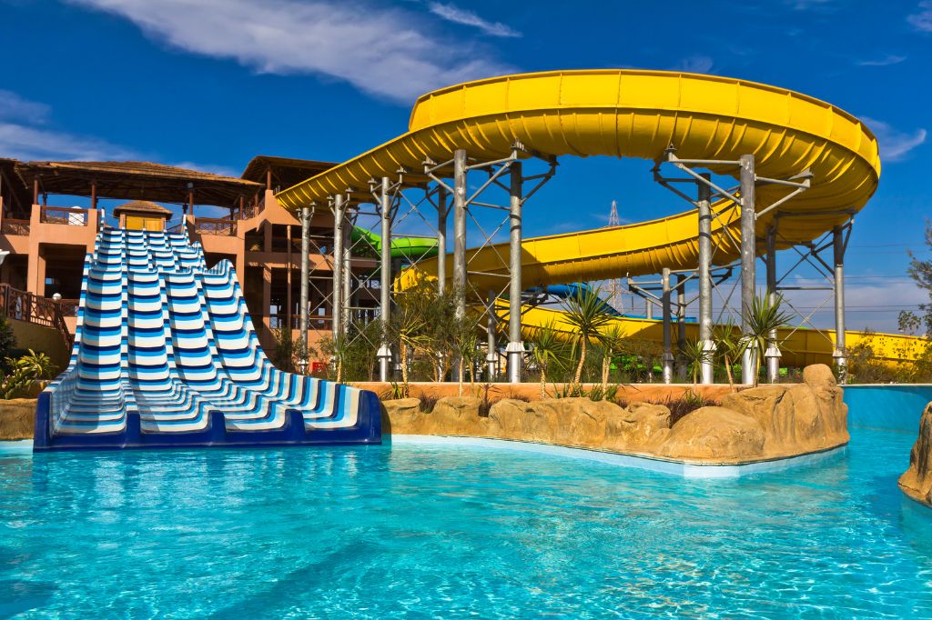 Camping con piscina climatizada y parque acuático