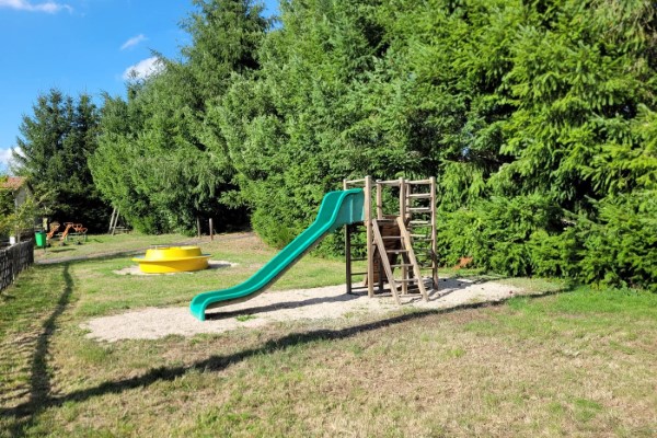 campings/francia/auvernia/DuSabot/aire-de-jeux-02-3-11zon-personnalise.jpg