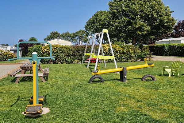 /campings/francia/bretana/cotes-d-armor/LaPetitVille/aire-de-jeux-et-boulodrome.jpg