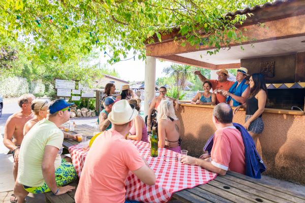 campings/francia/languedoc-rosellon/aude/LeMoulindeSainteAnne/barbecue-collectif.jpg