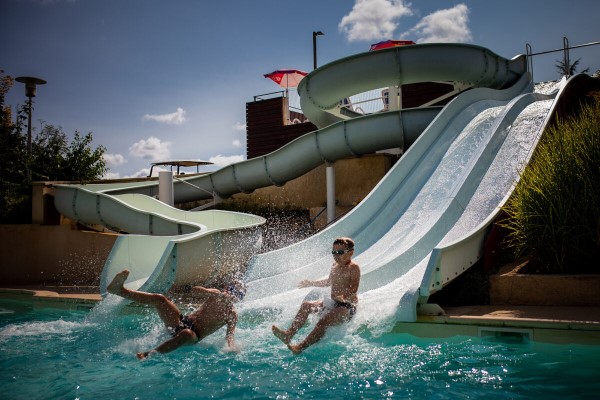 /campings/francia/midi-pirineos/lot/DomaineleQuercy/piscine-avec-toboggans-1200x800-personnalise.jpg