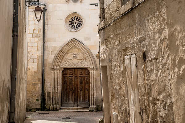 /campings/francia/poitou-charentes/charente-maritima/SaintesGrandesRives/istock-ruelle.jpg